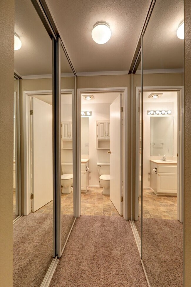 Building Photo - 2 Bedroom Ground Floor Condo in the Heart of Woodinville!