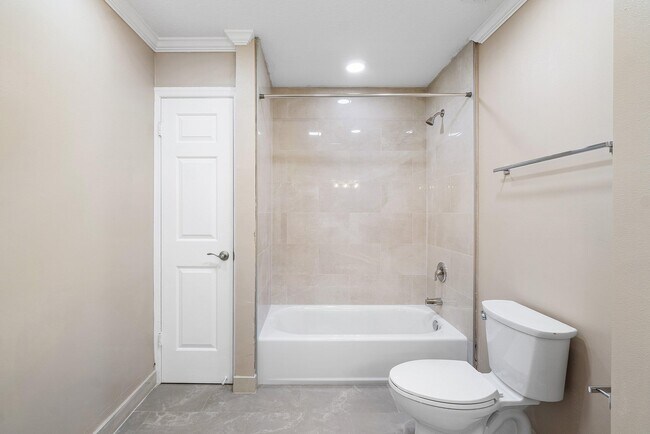 Building Photo - 5065 Horseshoe Cir N