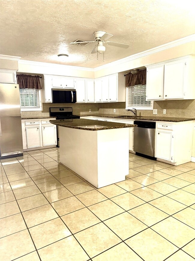 Building Photo - 2134 Rainy River Dr