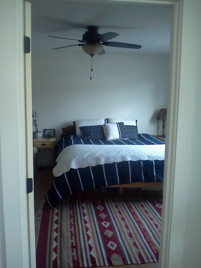 Building Photo - 1002 E Victor St