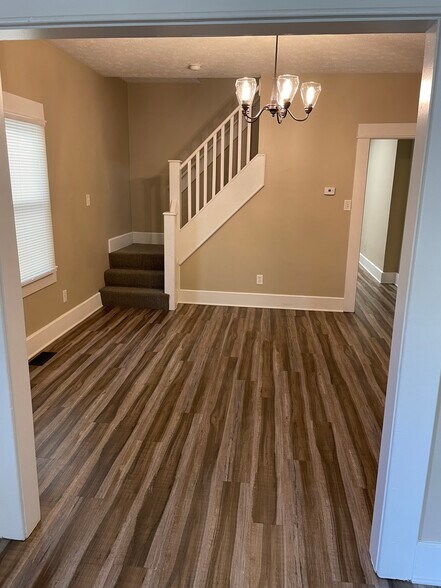 Staircase - 1419 N Hamilton Ave