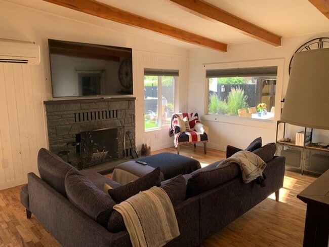 Building Photo - 3 Bed 2 Bath Single level Fenced