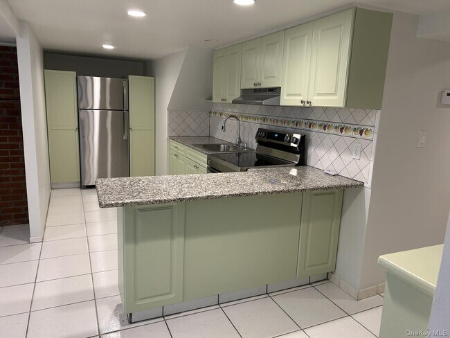 Building Photo - 15 Maple St