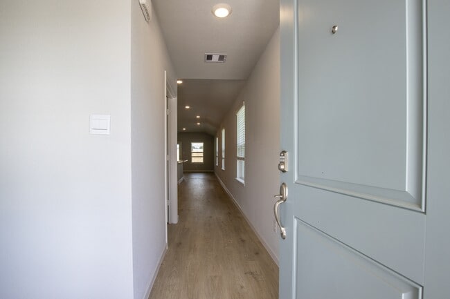 Building Photo - 876 Kickapoo Ln
