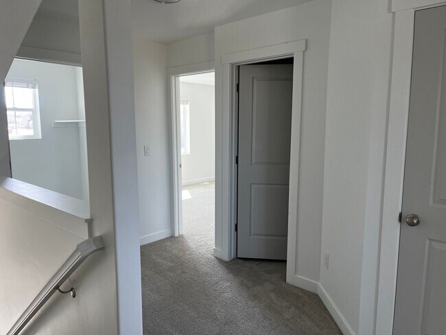 Building Photo - GET $500 OFF THE FIRST MONTHS RENT!!!!