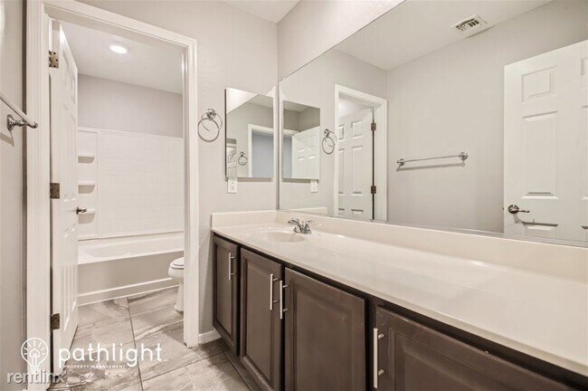 Building Photo - 4 br, 2.5 bath House - 12042 W Fillmore St...