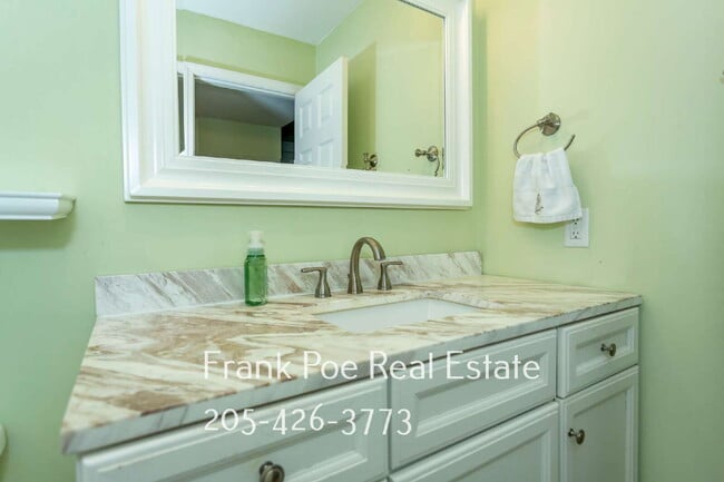 Building Photo - Charming 3-Bedroom Condominium in Birmingham!