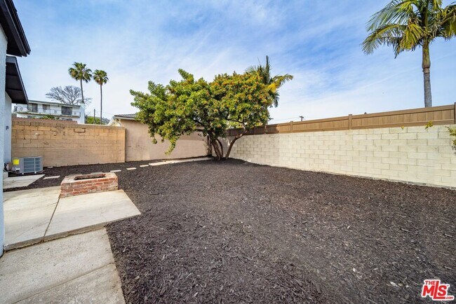 Building Photo - 1368 W Summerland Ave
