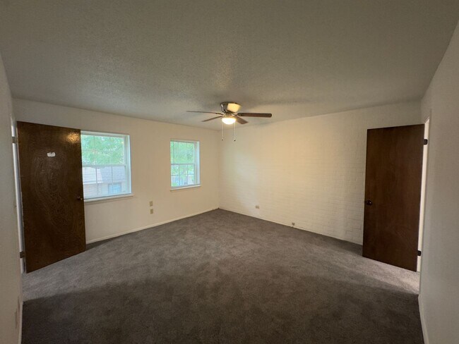 Building Photo - $500 OFF MOVE IN SPECIAL | Cozy Townhome in Quail Creek 2/2.5/2 Car Garage