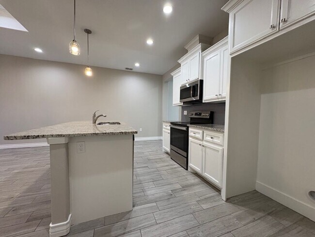 Building Photo - DCR602