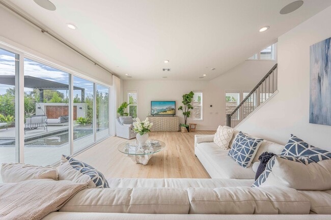 Building Photo - 120 Riverbend