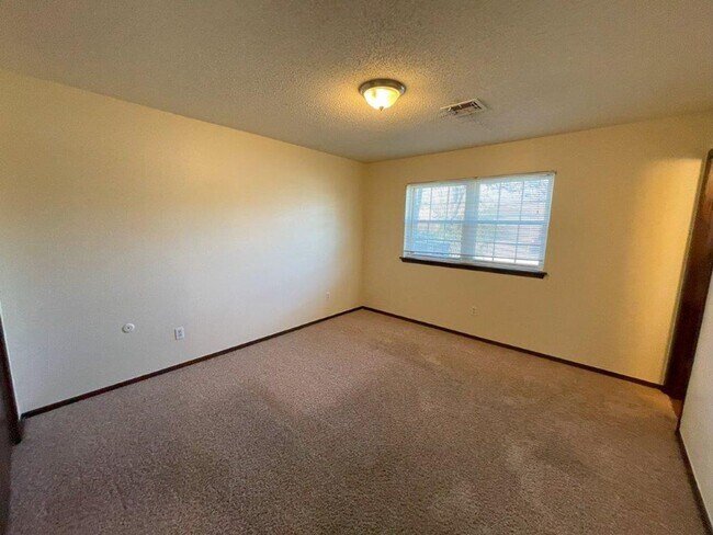 Building Photo - Beautiful 3 bed home for rent in Midwest C...