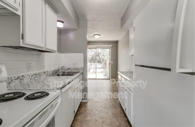 Building Photo - 210 Kathleen Dr