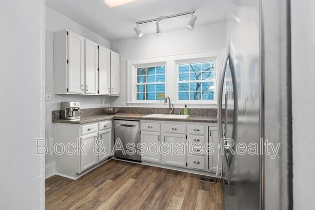 Building Photo - 1807 Sunset Dr