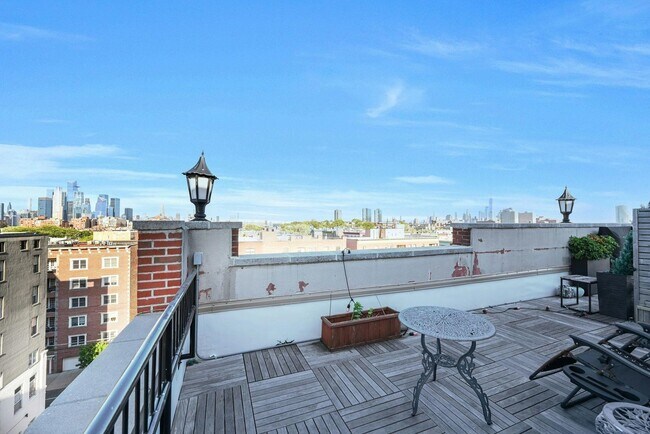 Building Photo - 1015 Grand St