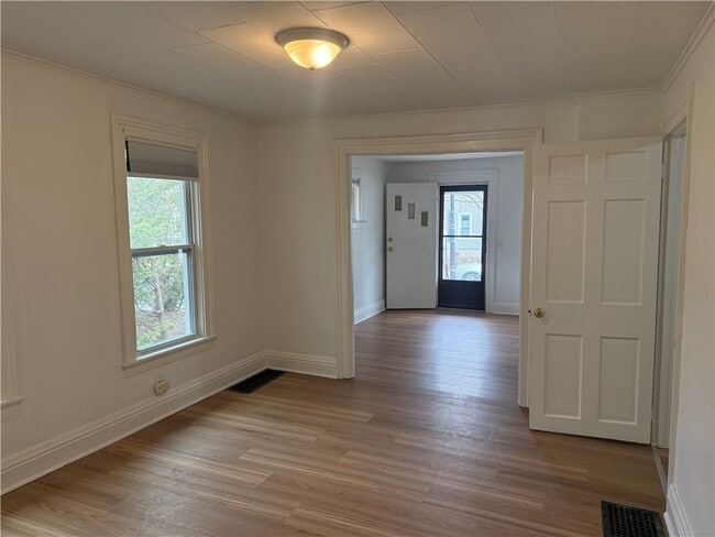 Building Photo - 355 Caroline St