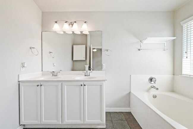 Building Photo - 411 Langely