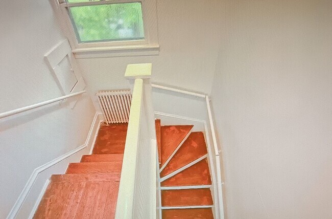 Building Photo - Minutes to Campus / 5 Bedroom / 2 Bathroom