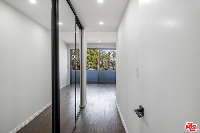 Building Photo - 310 Tahiti Way