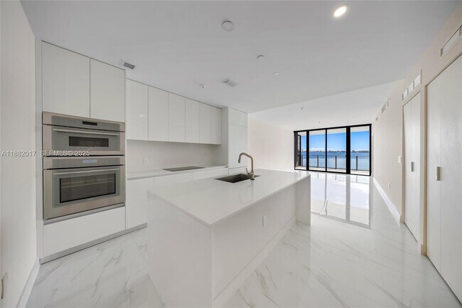 Building Photo - 700 NE 24th St