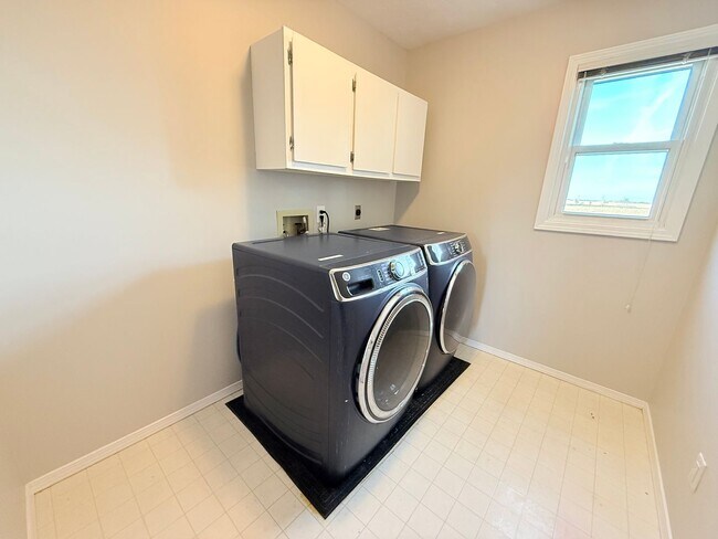 Building Photo - Stunning 5-Bedroom Home with Pool in Desir...