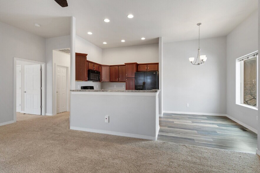 Building Photo - Westside 2-Bed Condo with Mountain Views a...
