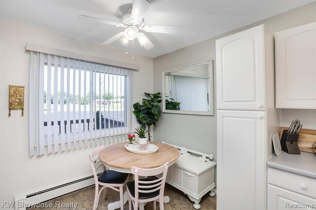 Building Photo - 2 Bed townhouse with Gas and water included!