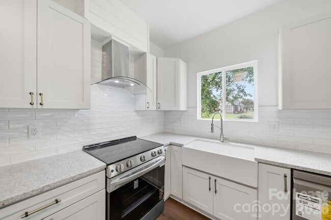 Building Photo - 1533 S Battleground Ave