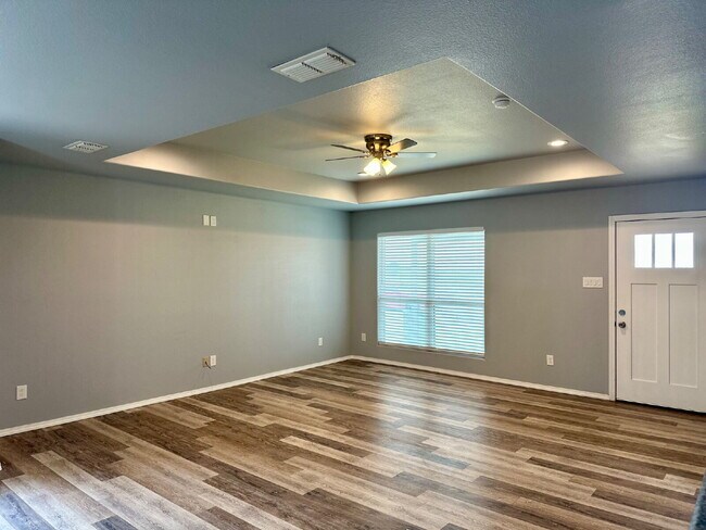 Building Photo - Move-In Special!