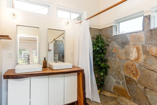 Building Photo - Furnished 2 Bed 2 Bath on Bend's Westside