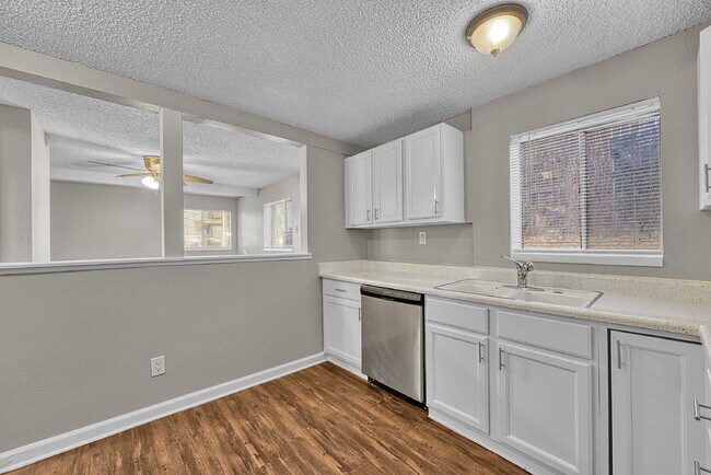 Building Photo - $1,395 — 2 bed, 1 bath renovated basement ...