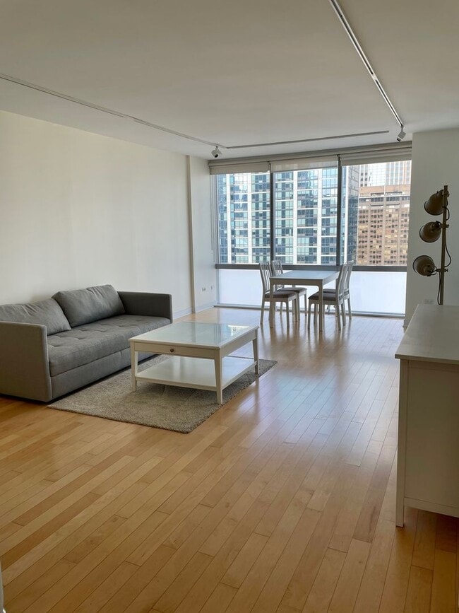 Building Photo - Luxury 1bed/1bath AVAILABLE in the LOOP
