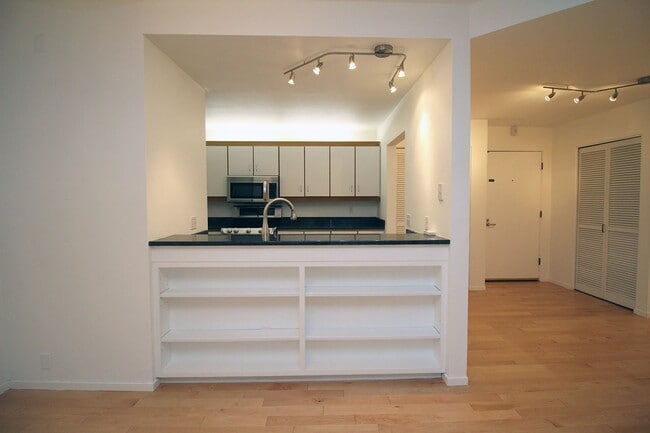 Building Photo - 1710 S Harbor Way