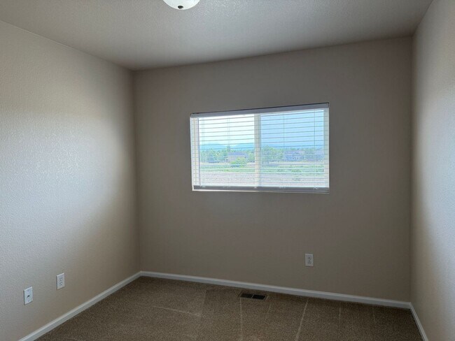 Building Photo - Delightful 3BD/2BA Townhome in Erie with Fresh Paint and New Flooring