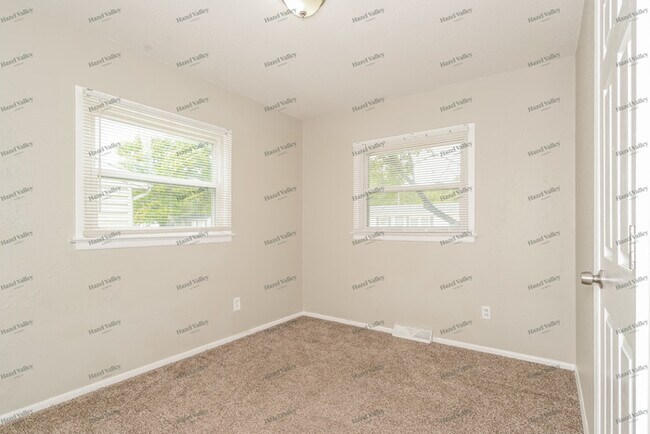 Building Photo - 1430 Broadlawns Ln