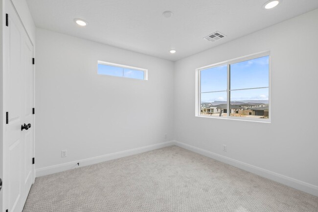 Building Photo - 646 Grn Mountain Dr