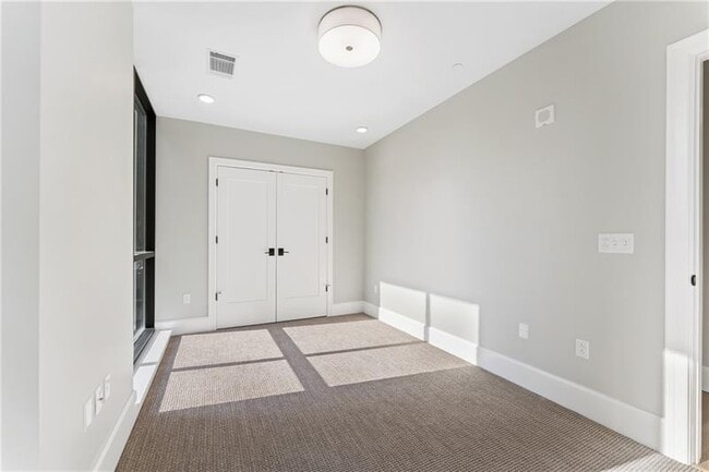 Building Photo - 350 Oliver Ave