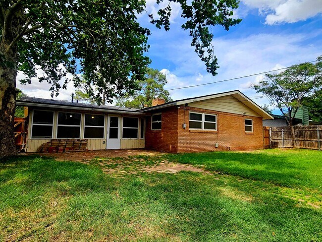 Building Photo - Beautiful 3 Bedroom Home With A Huge Bonus...