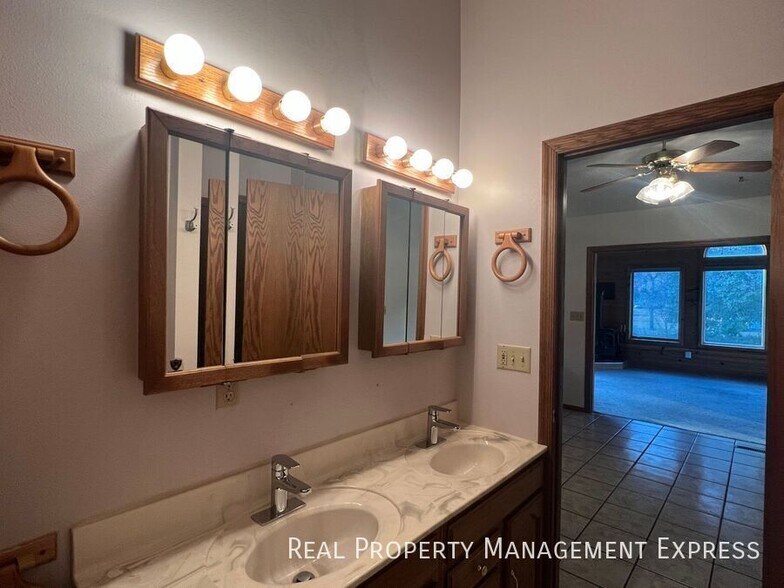 Building Photo - Stunning 4 Bedroom 2.5 Bath Home in South East Sioux Falls