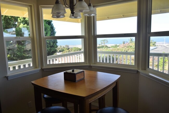 Building Photo - Palisades 4 Bedroom 3 Bath Home