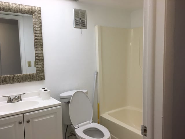 Bathroom - 1583 Amberlea Dr S
