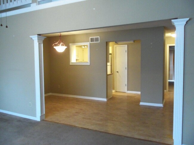 Building Photo - 1414 E Mart-Way Cir