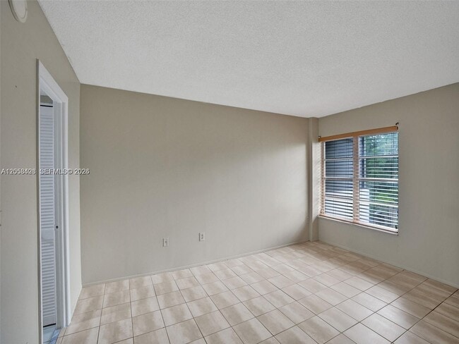 Building Photo - 4166 Inverrary Dr
