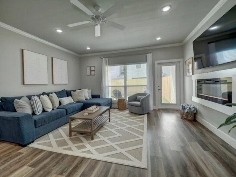 Building Photo - 14013 Ports O Call Dr