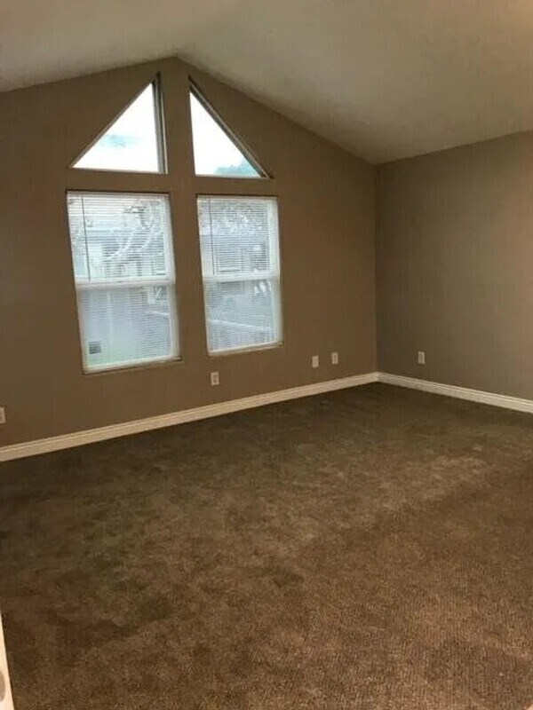 Building Photo - 1055 Vermont Ave