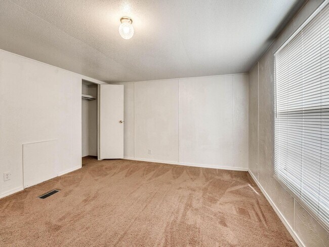 Building Photo - 3bed/2bath Mobile Home on 1.2 Acres Availa...