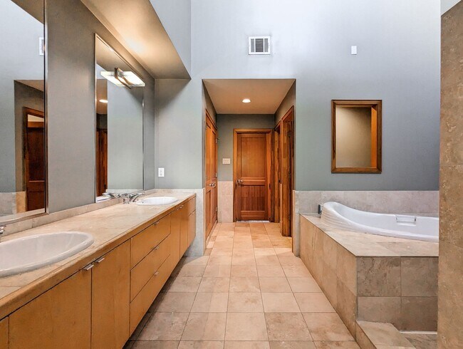 Building Photo - 444 Oxford St