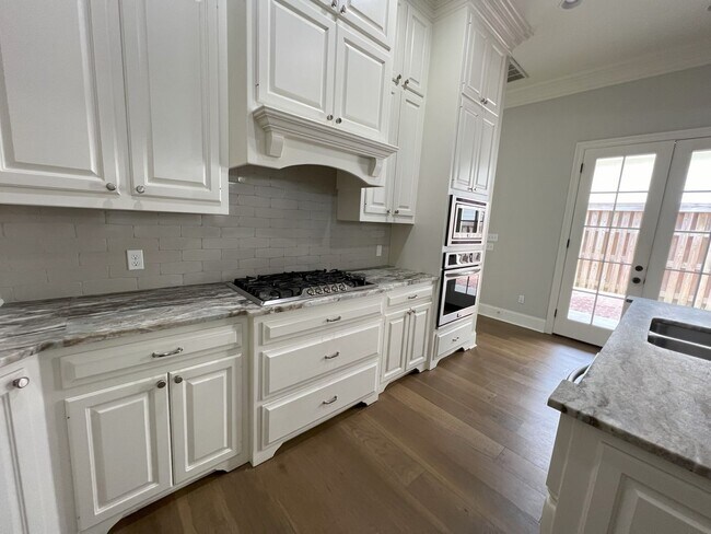 Building Photo - Stunning 4 bedroom, 3 bathroom 2 story hom...