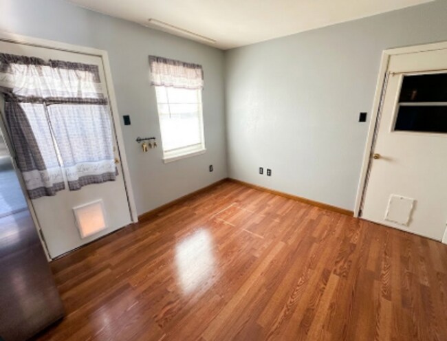 Building Photo - AVAILABLE NOW!