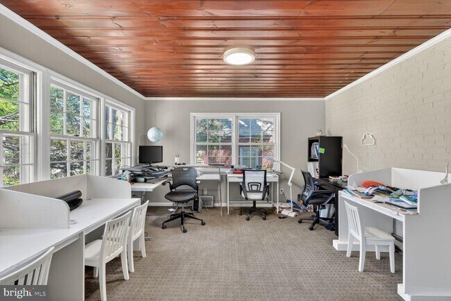 Building Photo - 7215 Rollingwood Dr